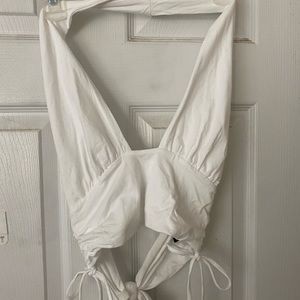 White Cute/Detailed Cropped Halter Top // Condition: very good